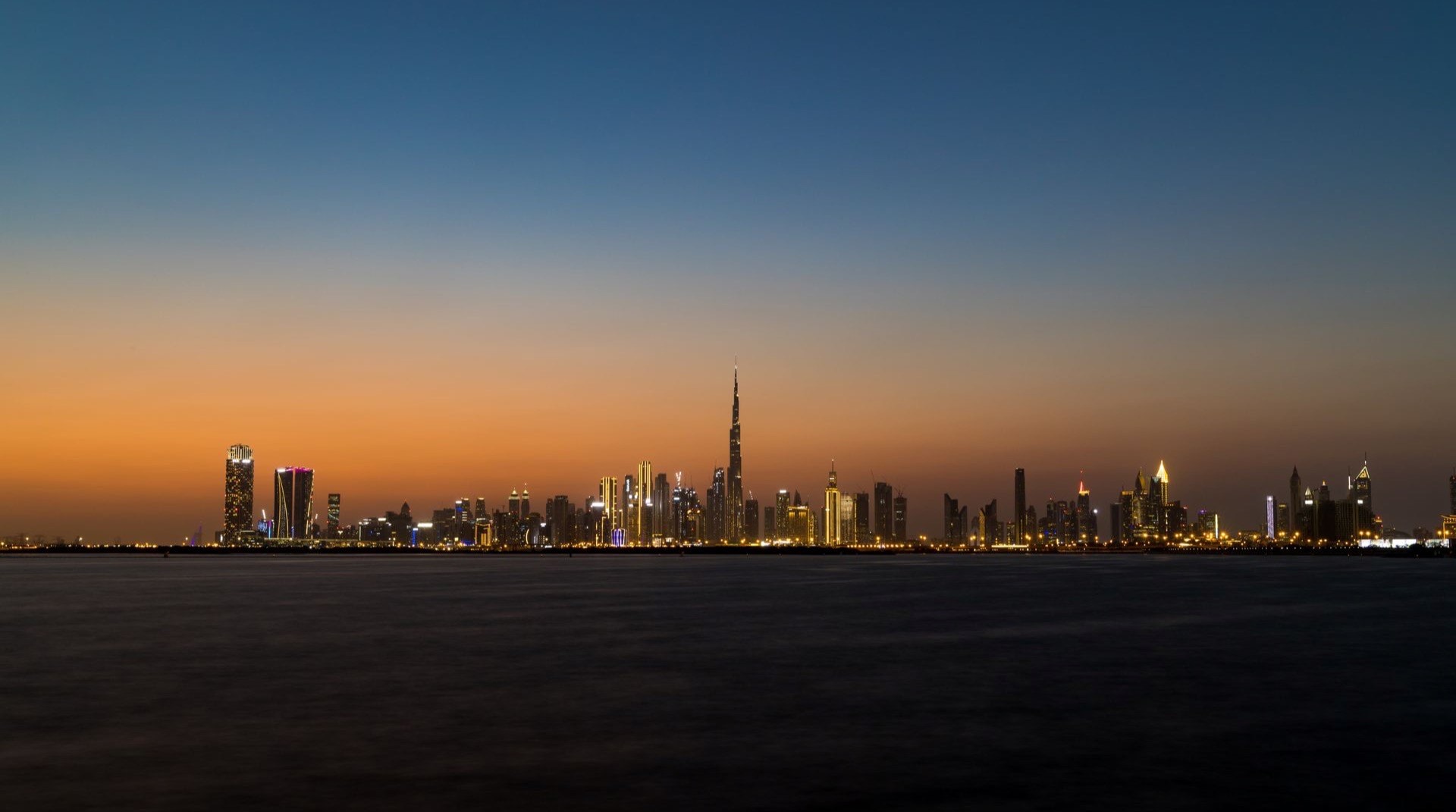 Markante Binghatti-Fassade in Dubai mit geschwungener Balkonarchitektur als Erkennungsmerkmal