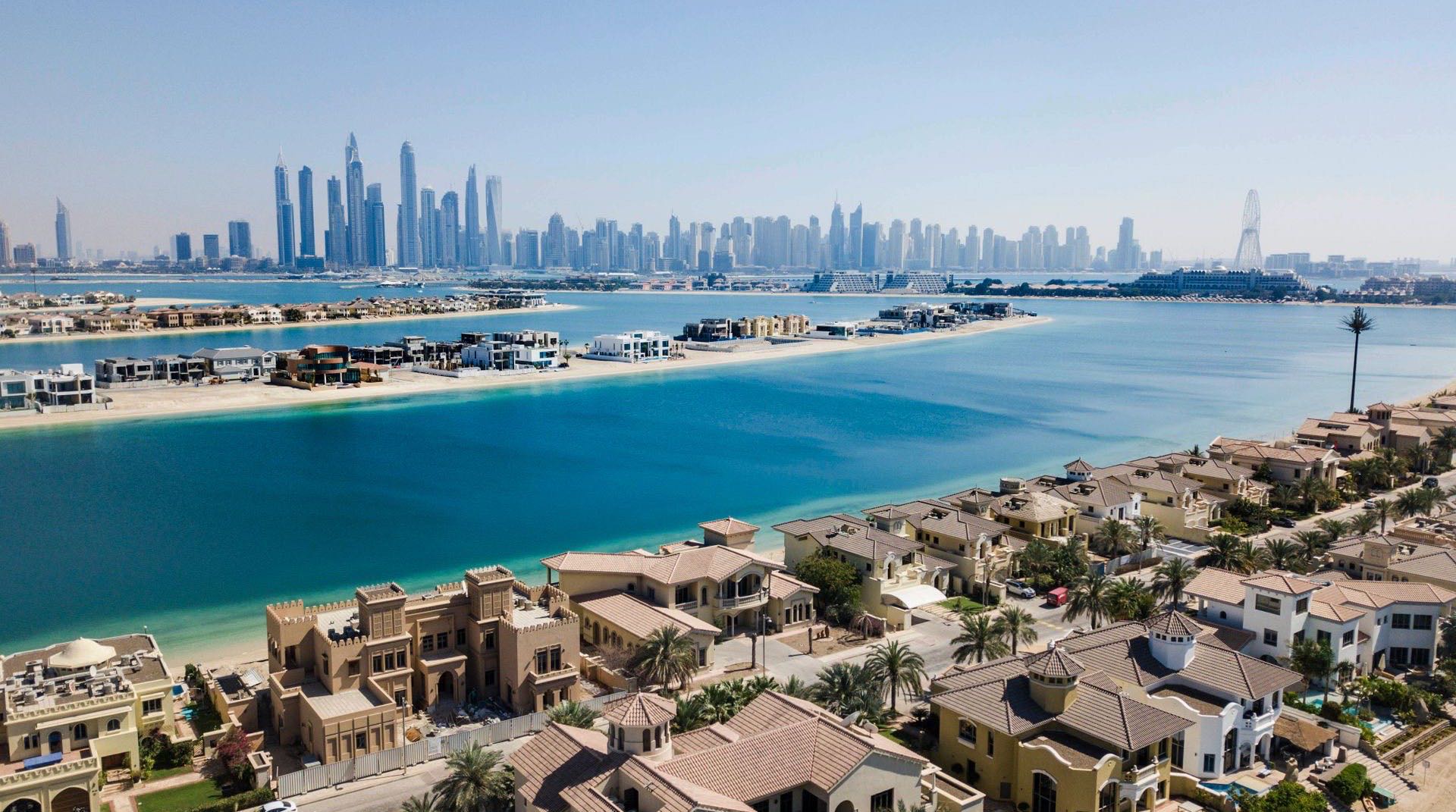Villen auf einem Frond der Palm Jumeirah mit Blick auf die Skyline der Dubai Marina