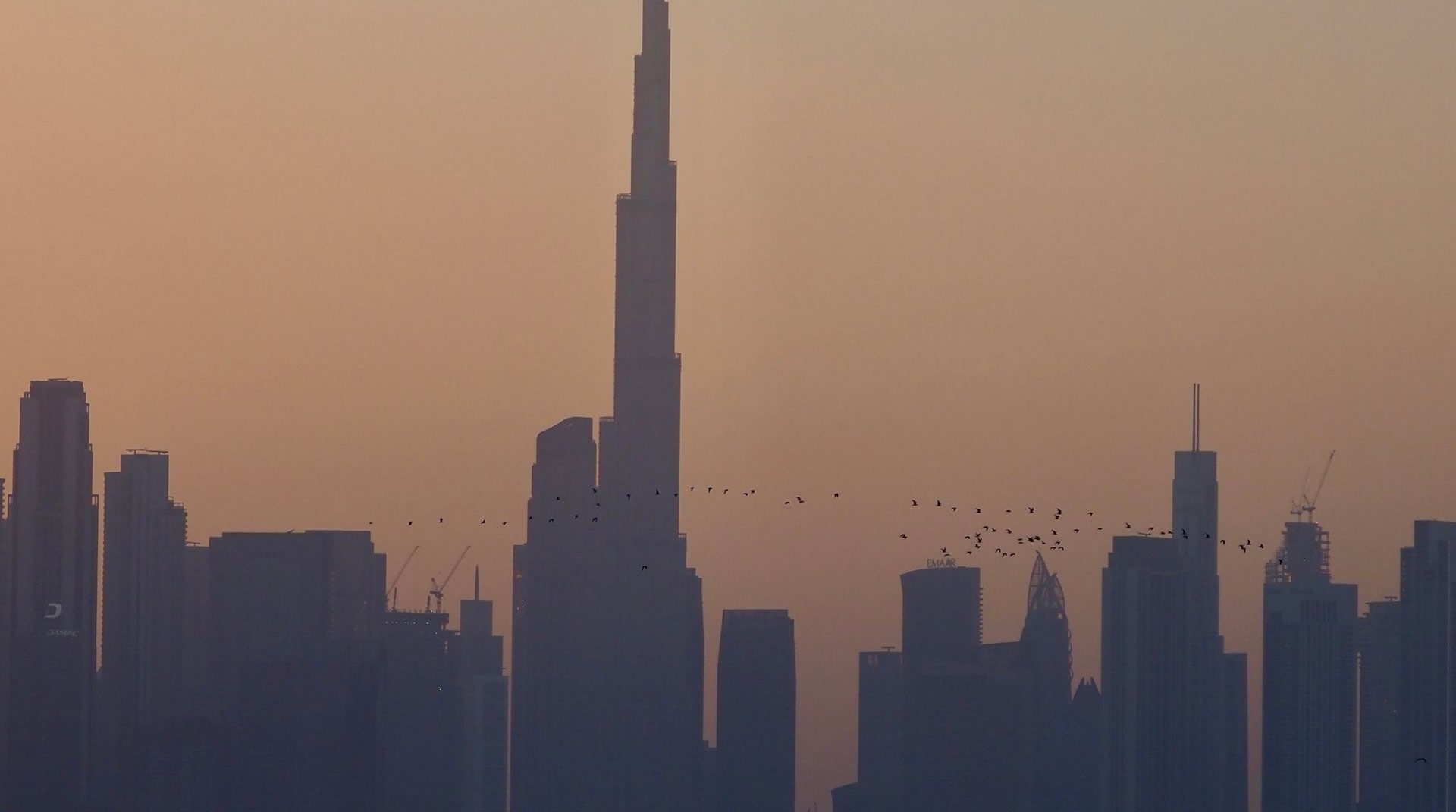 Skyline von Downtown Dubai mit dem Burj Khalifa im Abendlicht