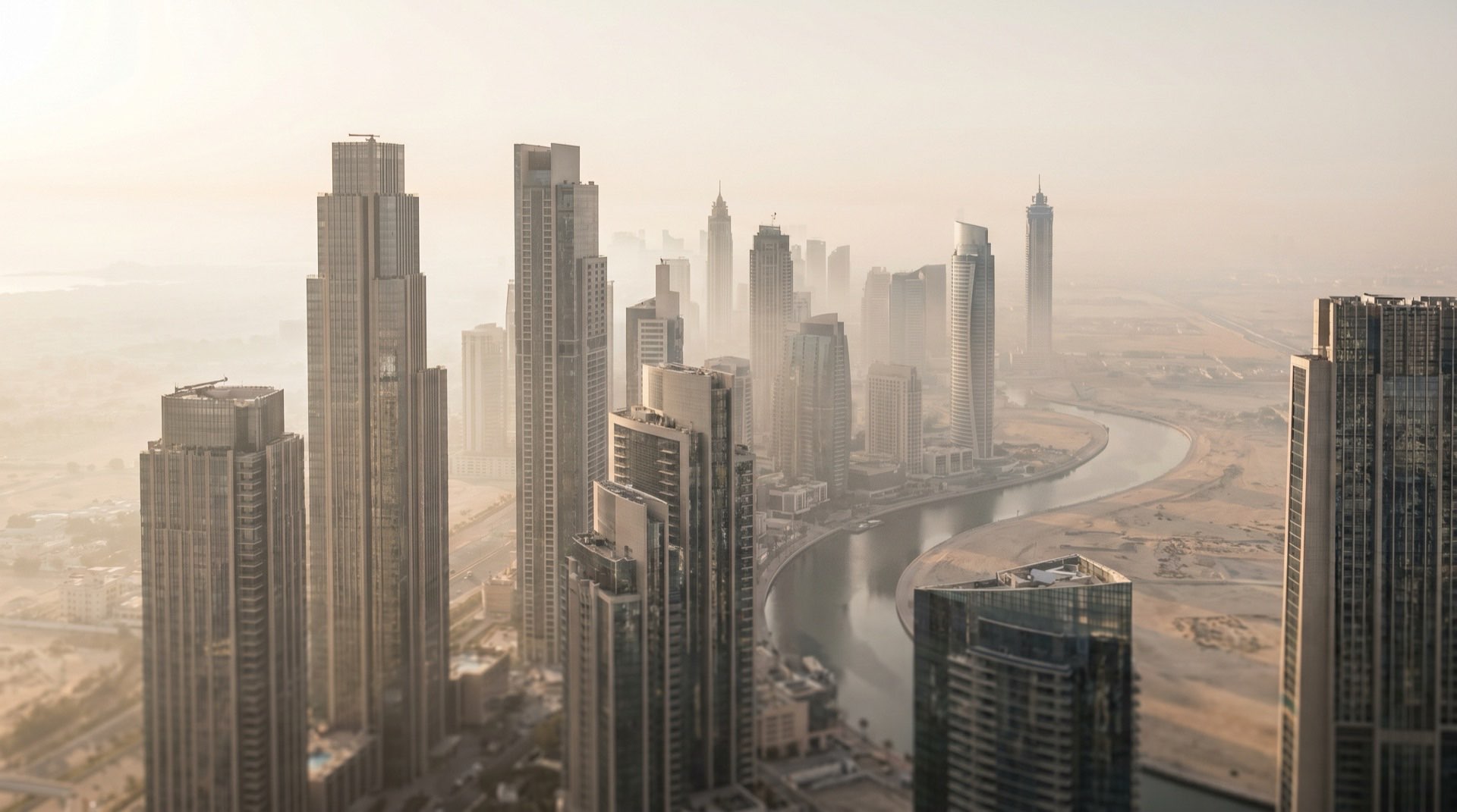 Modernes Wohnhochhaus in Dubai im goldenen Nachmittagslicht, gepflegter Eingangsbereich mit Marmorboden und Glasfassade