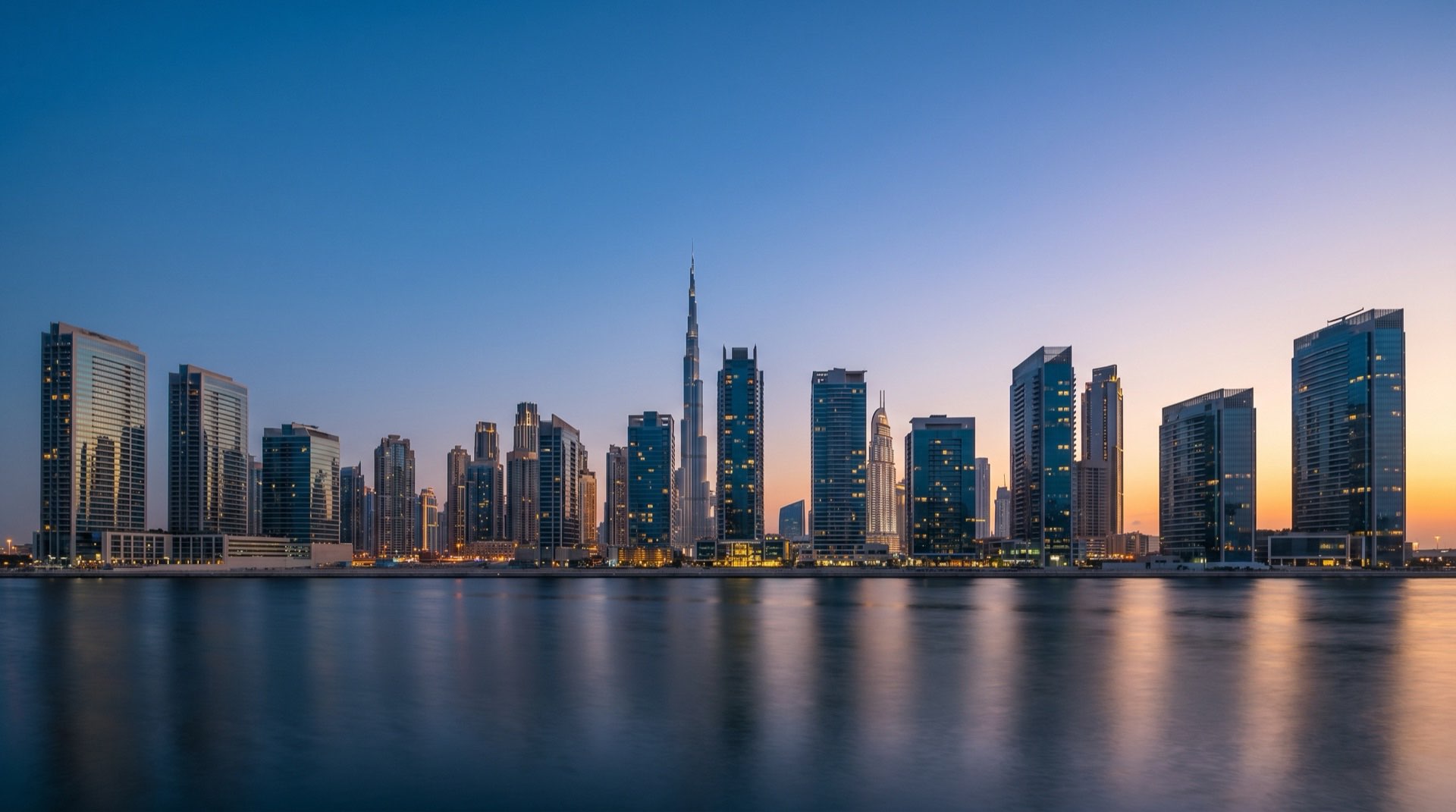 Moderne Dachterrasse mit Infinity-Pool und Blick auf die Dubai-Skyline im goldenen Abendlicht